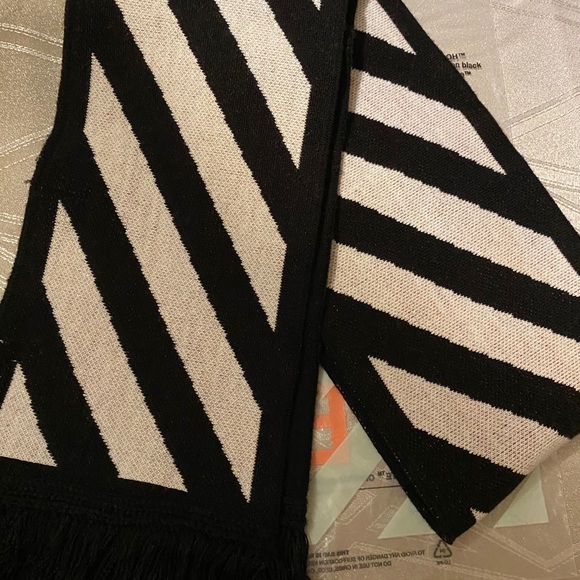 🚧 Off-White Diagonals/Arrows Scarf 🚧 - Picture 3 of 4
